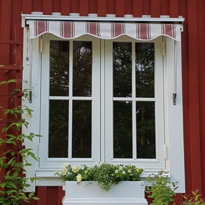 V21 med vanliga gångjärn sett utifrån fast slät träspröjs V21 med vanliga gångjärn sett utifrån fast slät träspröjs