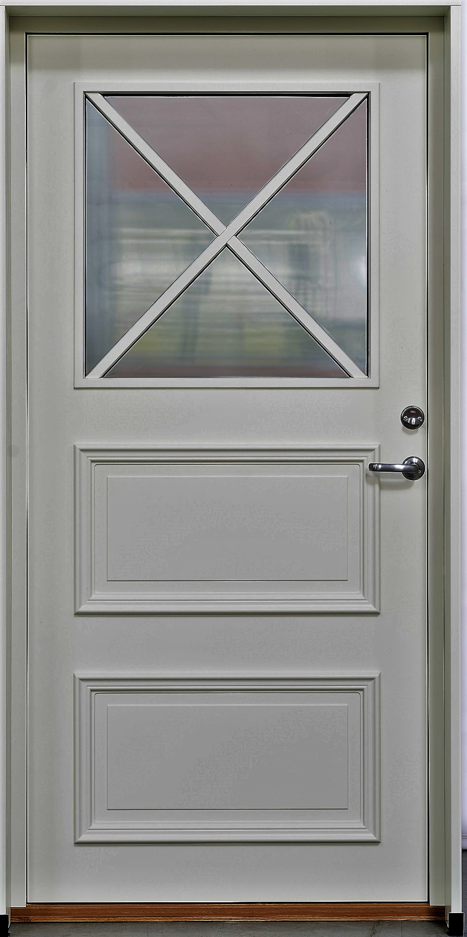 Välisolerad ytterdörr med utanpåliggande paneler i trä och fast spröjs Välisolerad ytterdörr med utanpåliggande paneler i trä och fast spröjs