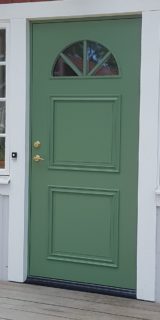 Paneldörr med profilerade utanpåliggande speglar Paneldörr med profilerade utanpåliggande speglar