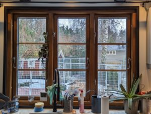 Brunlaserat 3-luftsfönster V21 sidohängt med fingerkrokar och löstagbar träspröjs ute Brunlaserat 3-luftsfönster V21 sidohängt med fingerkrokar och löstagbar träspröjs ute