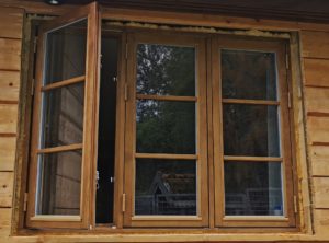 Brunlaserat 3-luftsfönster V21 sidohängt och löstagbar träspröjs ute Brunlaserat 3-luftsfönster V21 sidohängt och löstagbar träspröjs ute