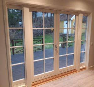 V12Combi altandörr med fasta sidoljus och fast spröjs från insidan V12Combi altandörr med fasta sidoljus och fast spröjs från insidan