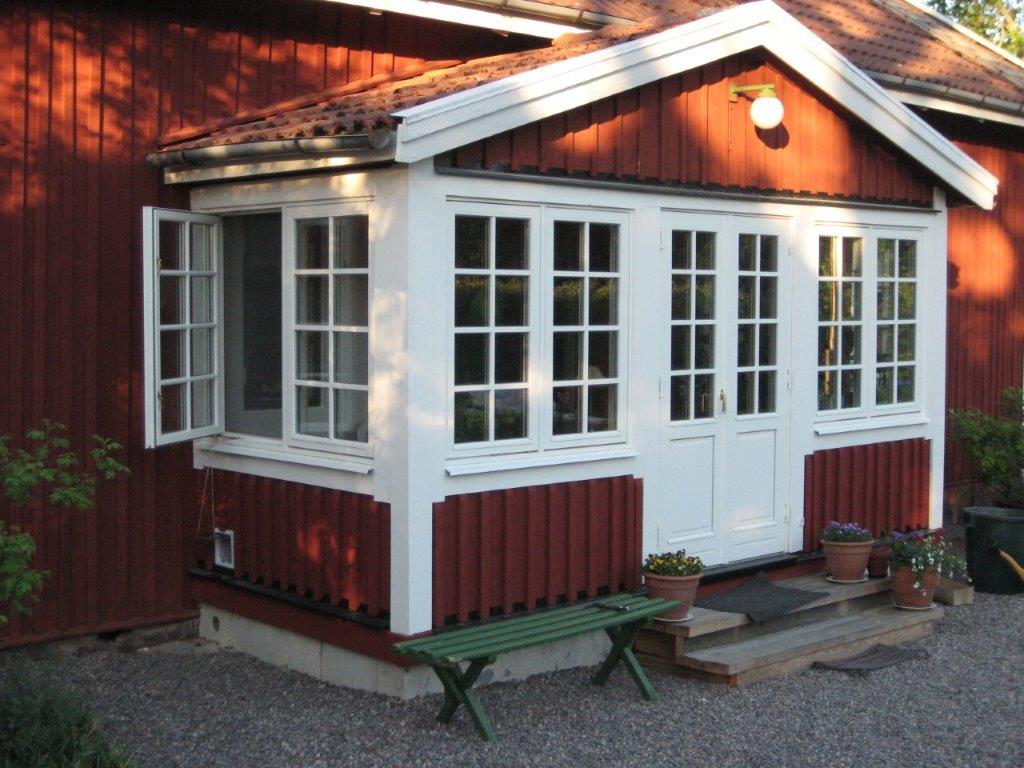 V12Combi och V21 fönster med samma glasyta och spröjs i linjel. Varannat fönster är fast med fast båge