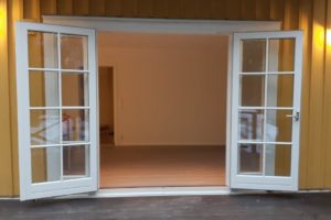 V12 dubbel utåtgående altandörr max öppning 176 grader V12 dubbel utåtgående altandörr max öppning 176 grader