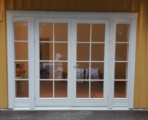 V12Combi dubbel utåtgående altandörr med fasta sidoljus och fast spröjs med lika stora rutor bredd 2600 V12Combi dubbel utåtgående altandörr med fasta sidoljus och fast spröjs med lika stora rutor bredd 2600 mm