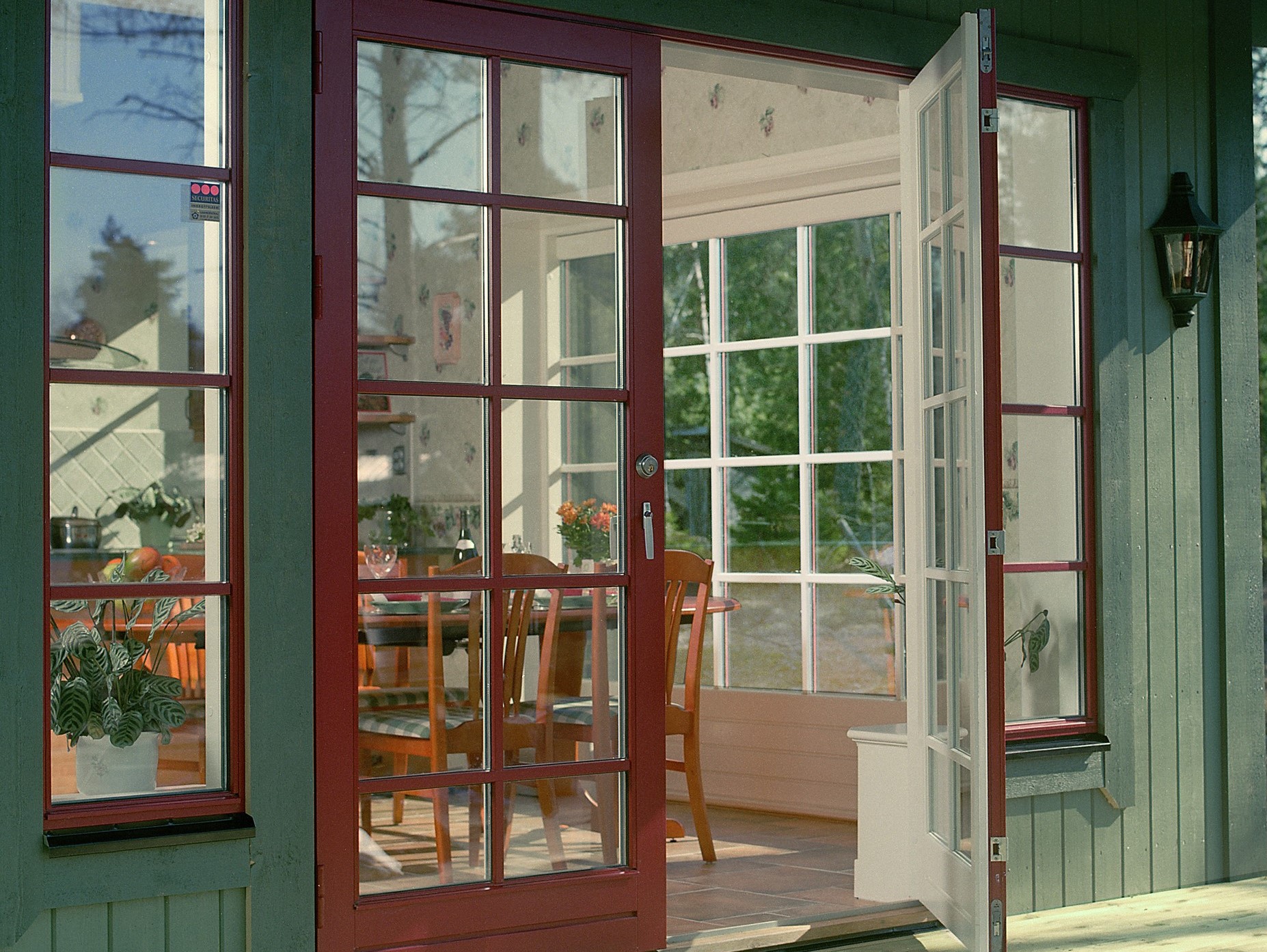 V12 dubbel altandörr med fast spröjs i linje med fönster V12 altandörrdörr med fast spröjs i linje m fönster =ger mindre ruta uppe/nere på dörr