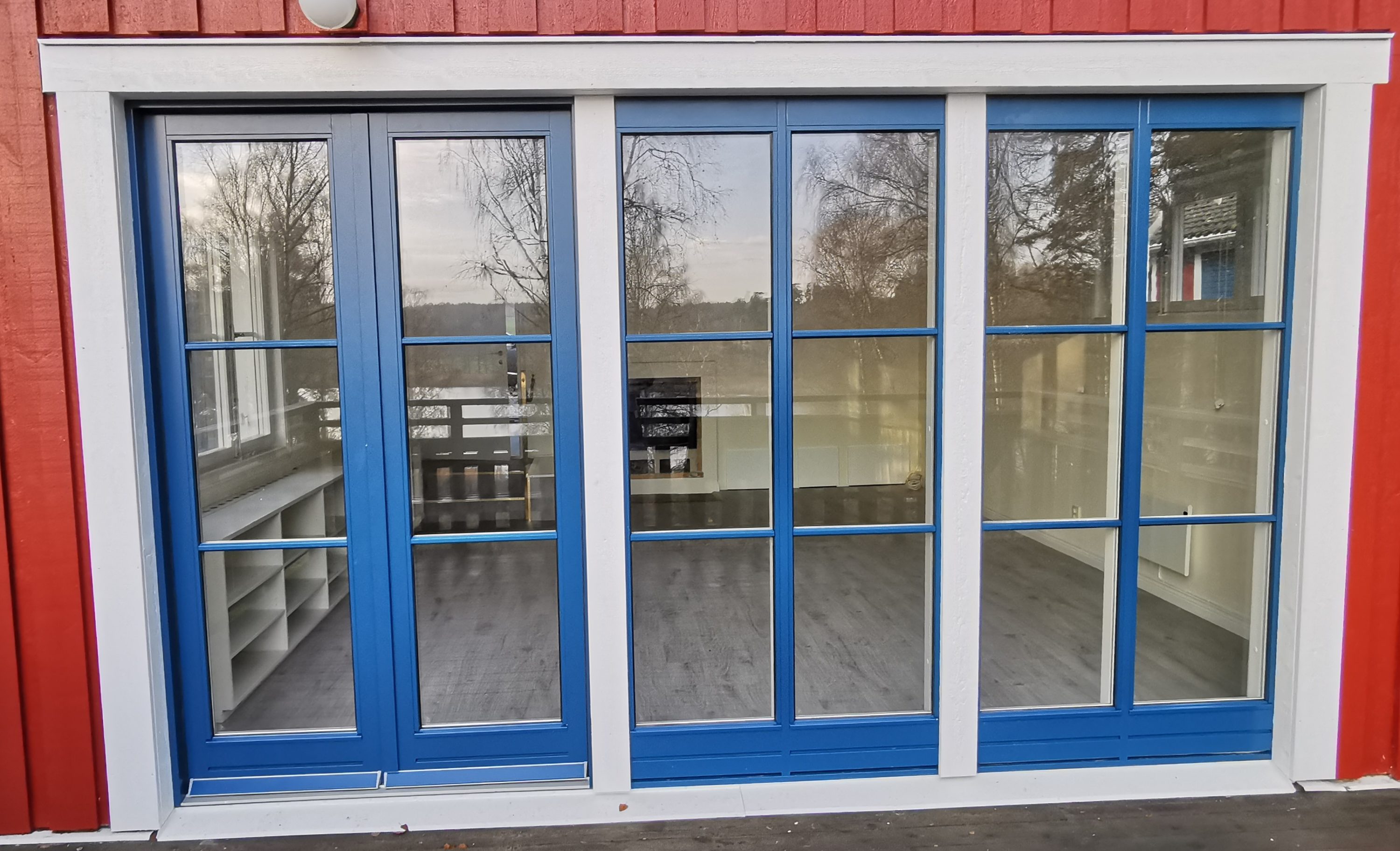 V12Combi inåtgående altandörr med sidoljus Inåtgående V12 Combidörr med fasta sidoljus, samma glasyta