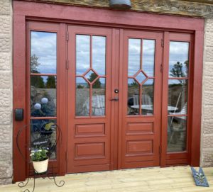 V12 Combi ytterdörr med fasta sidoljus och fastspröjs i romb V12 Combi 2-glas med profilerade panel och fast spröjs i romb