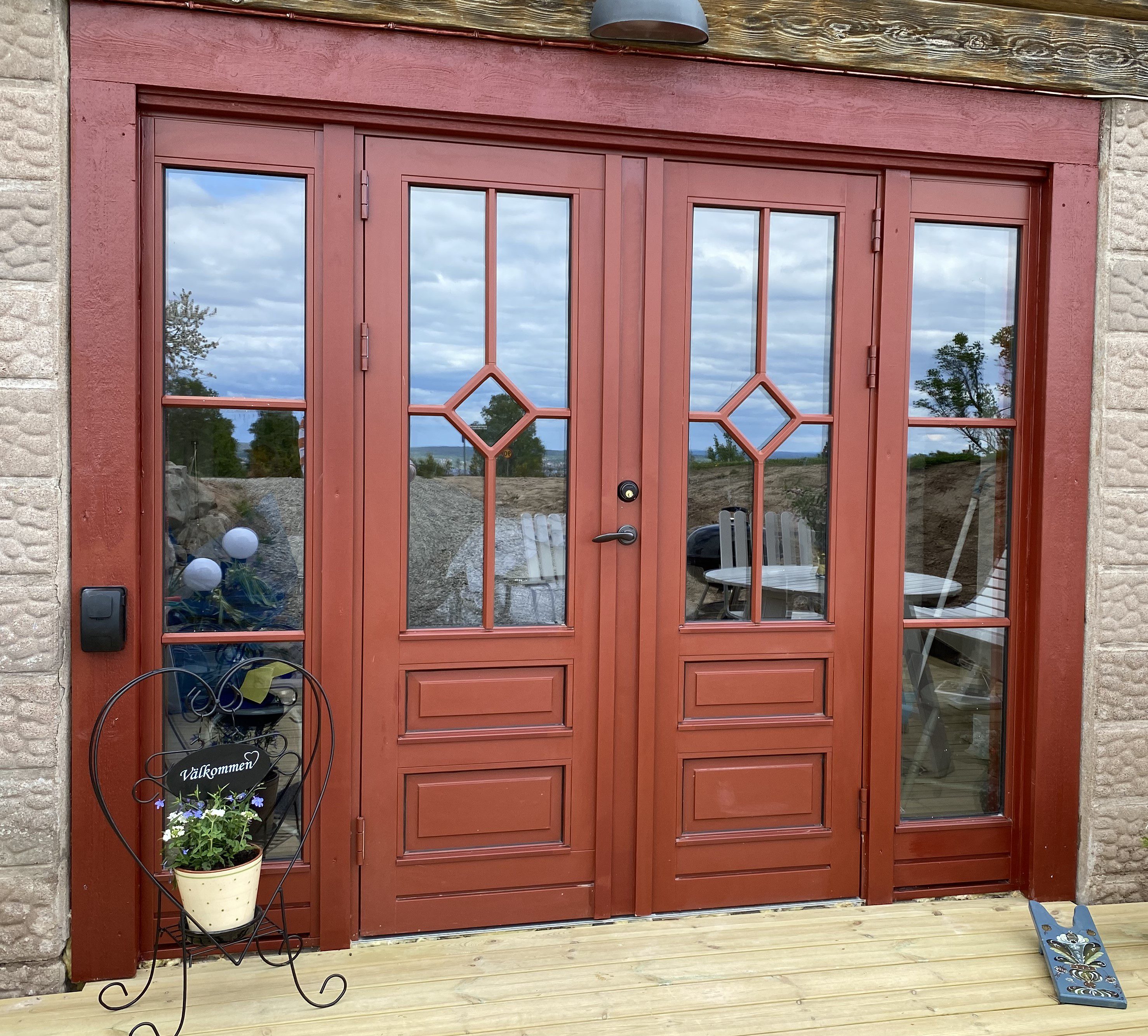 V12 Combi ytterdörr med fasta sidoljus och fastspröjs i romb V12 Combi 2-glas med profilerade panel och fast spröjs i romb