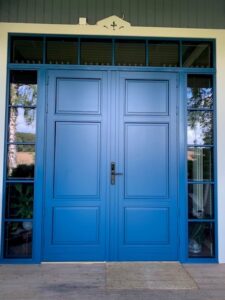 Dubbel ytterdörr V12 med fasta sidoljus och kodlås Halke Smart Dubbel ytterdörr V12 med fasta sidoljus och kodlås Halke Smart