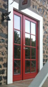 V12 dubbel ytterdörr i helglas med olika stora dörrblad fast spröjs V12 dubbel ytterdörr i helglas med olika stora dörrblad fast spröjs