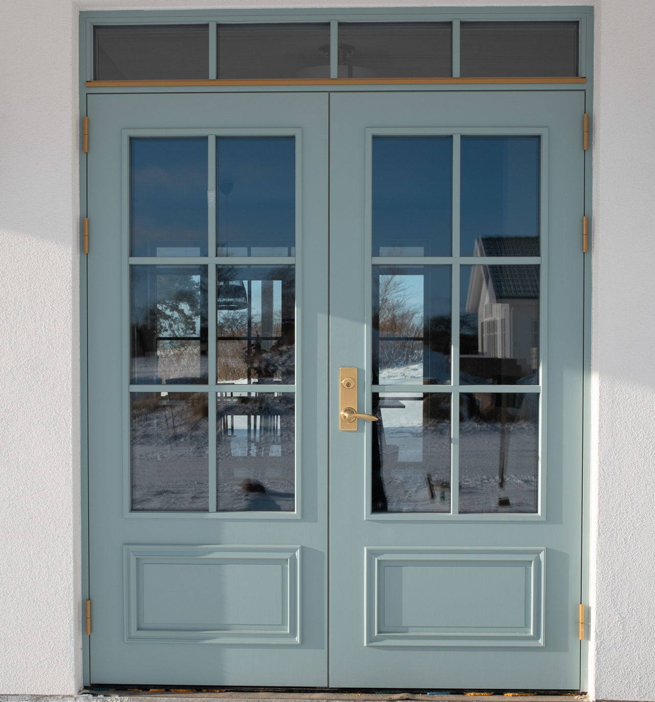 Gammaldags paneldörr med fast spröjs Välisolerad ytterdörr panel med utanpåliggande spegel både ute/inne. 3-glas energiglas, fast överljus och fast spröjs.