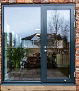 Helglasad ytterdörr SW17 3-glas med fast sidoljus Helglasad ytterdörr SW17 3-glas med fast sidoljus