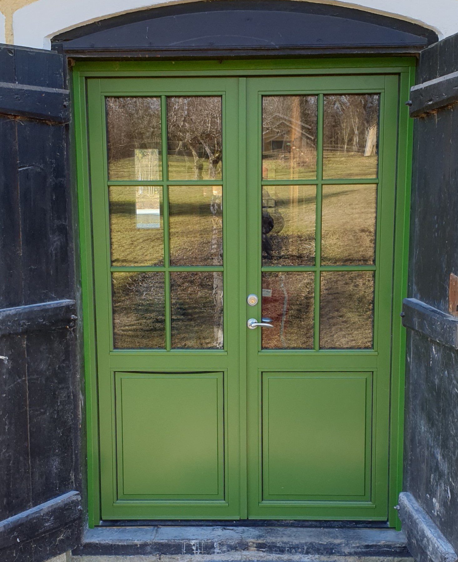 Inåtgående ytterdörr SW17 3-glas lika stora dörrblad (2) Inåtgående ytterdörr SW17 3-glas med panel ute/inne och fast spröjs