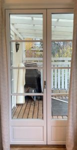 Altandörr SW17 3-glas med profilerad panel och fast spröjs med allmogeprofil, låsbart handtag Björkö silver Altandörr SW17 3-glas med profilerad panel och fast spröjs med allmogeprofil, låsbart handtag Björkö silver