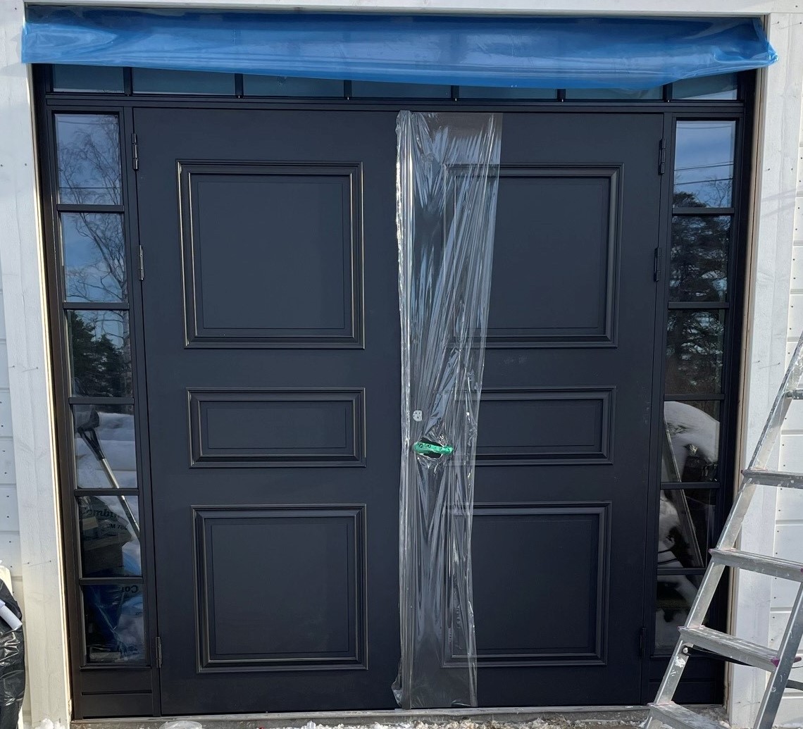 Paneldörr med fasta sidoljus och lös spröjs Paneldörr med fasta sidoljus och utanpåliggande spegel