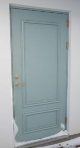 Paneldörr med profilerade speglar Välisolerad paneldörr med utanpåliggande spegel