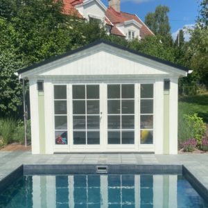 Poolhus med V12 Combi dörrar med fasta sidoljus och fast spröjs Poolhus med V12 Combi dörrar med fasta sidoljus och fast spröjs