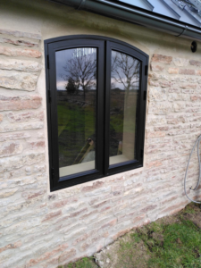 Rundat svart fönster V21 2-glas med handtag Björkö Rundat svart fönster V21 2-glas med handtag Björkö