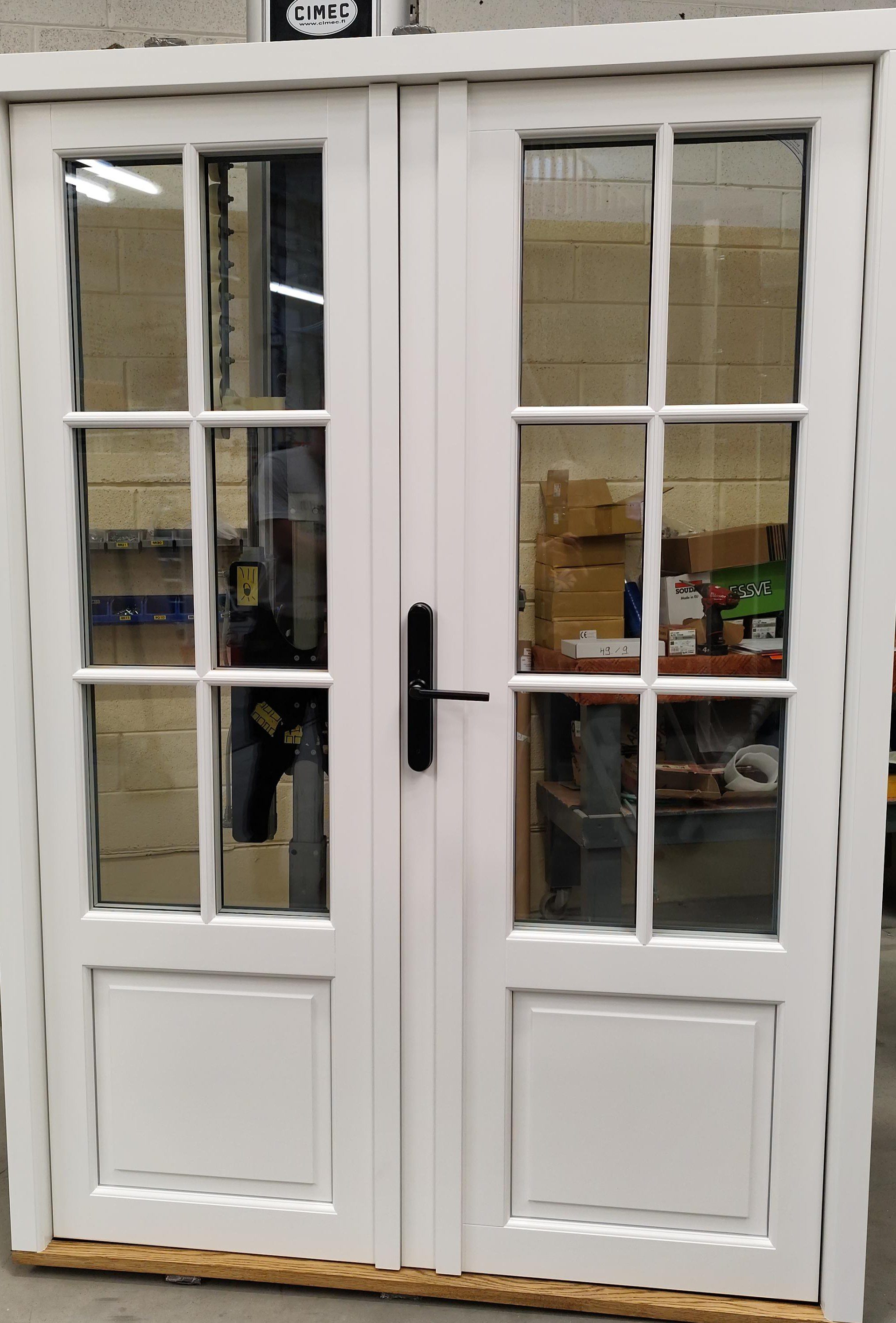 SW17 3-glas ytterdörr från insidan med fast spröjs Halke Smart kodlås Gammaldags SW17 ytterdörr i 3-glas med fast spröjs sett från insidan