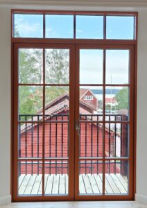 Röd SW17 altandörr m överljus helglas fast spröjs 1720 x 2590 mm Röd SW17 altandörr m överljus helglas fast spröjs 1720 x 2590 mm