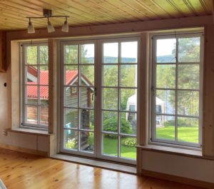 SW17 altandörr o V21 fönster med samma glasmått och fast träspröjs i linje SW17 altandörr o V21 fönster med samma glasmått och fast träspröjs i linje