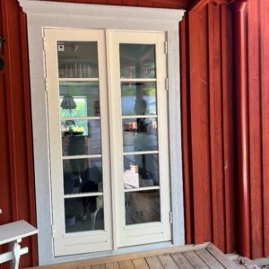 V12 Combi 2-glas helglasad altandörr med fast träspröjs ute V12 Combi 2-glas helglasad altandörr med fast träspröjs ute