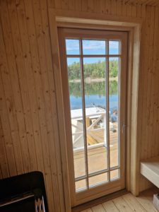 V12 Combi altandörr i bastu med naturell lack inne och fast spröjs V12 Combi altandörr i bastu med naturell lack inne och fast spröjs