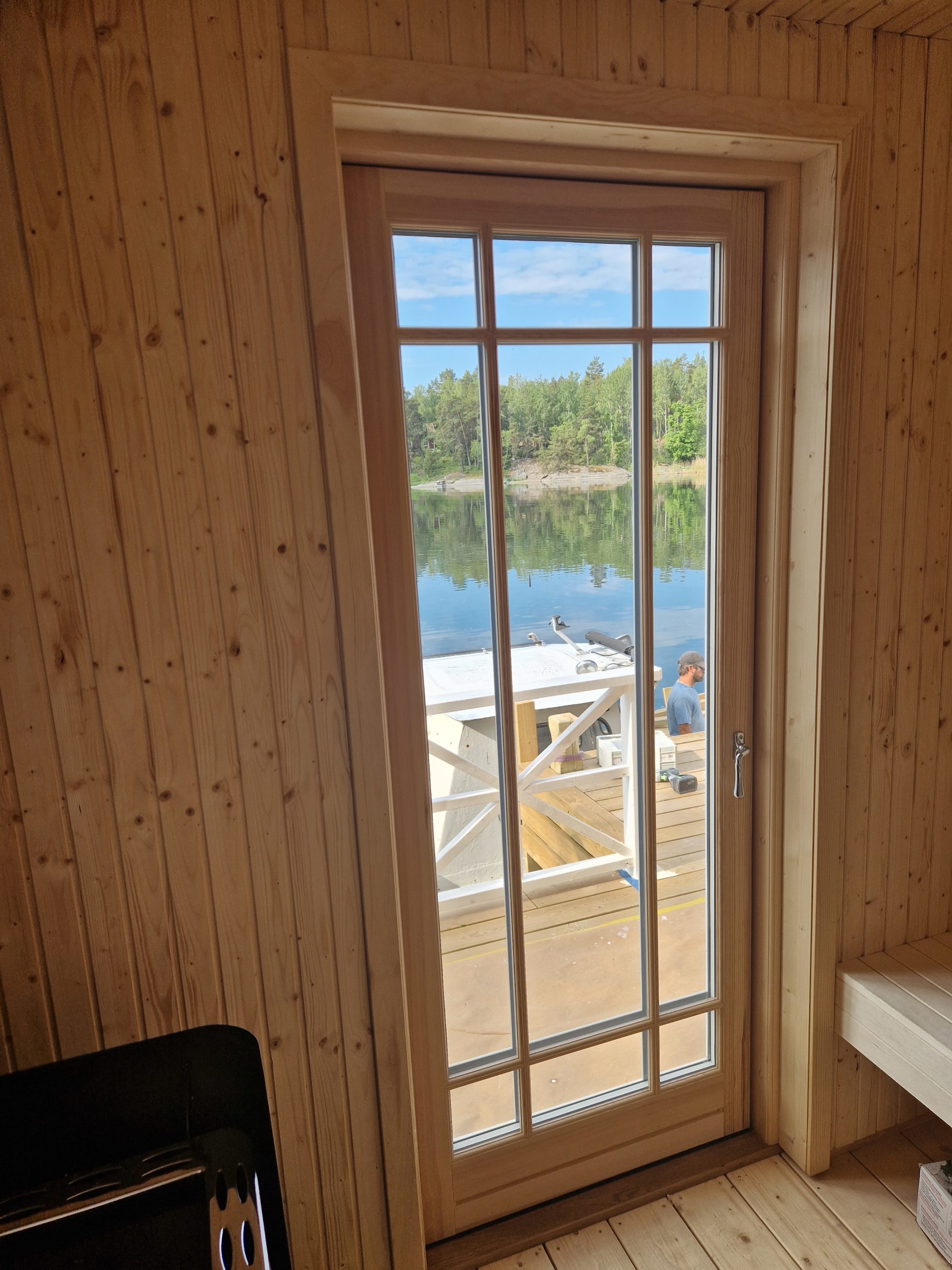 V12 Combi altandörr i bastu med naturell lack inne och fast spröjs V12 Combi altandörr i bastu med naturell lack inne och fast spröjs