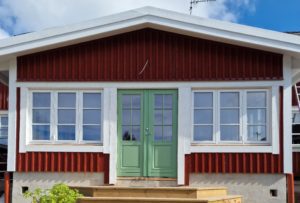 Veranda med V12 Combi ytterdörr med V12 fönster glas och spröjs livar Veranda med V12 Combi ytterdörr med V12 fönster glas och spröjs livar