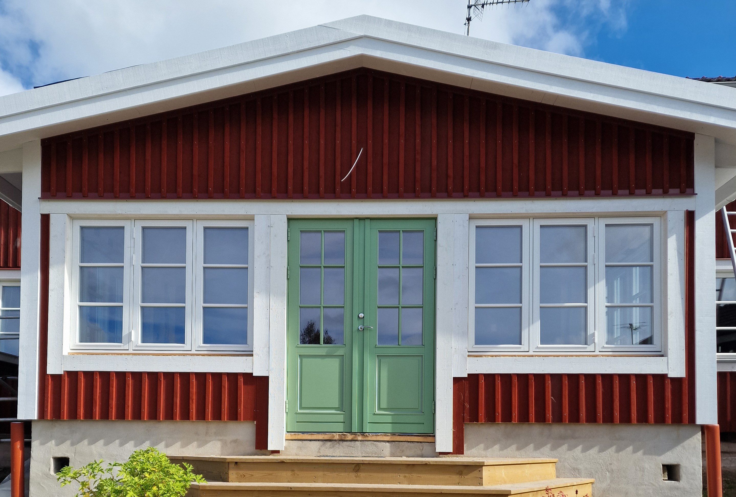 Veranda med V12 Combi ytterdörr med V12 fönster glas och spröjs livar Veranda med V12 Combi ytterdörr med V12 fönster glas och spröjs livar