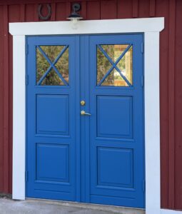 V12 dubbel ytterdörr med panel och fast spröjs i X från utsidan 1340 x 1860 mm V12 dubbel ytterdörr med panel och fast spröjs i X från utsidan 1340 x 1860 mm