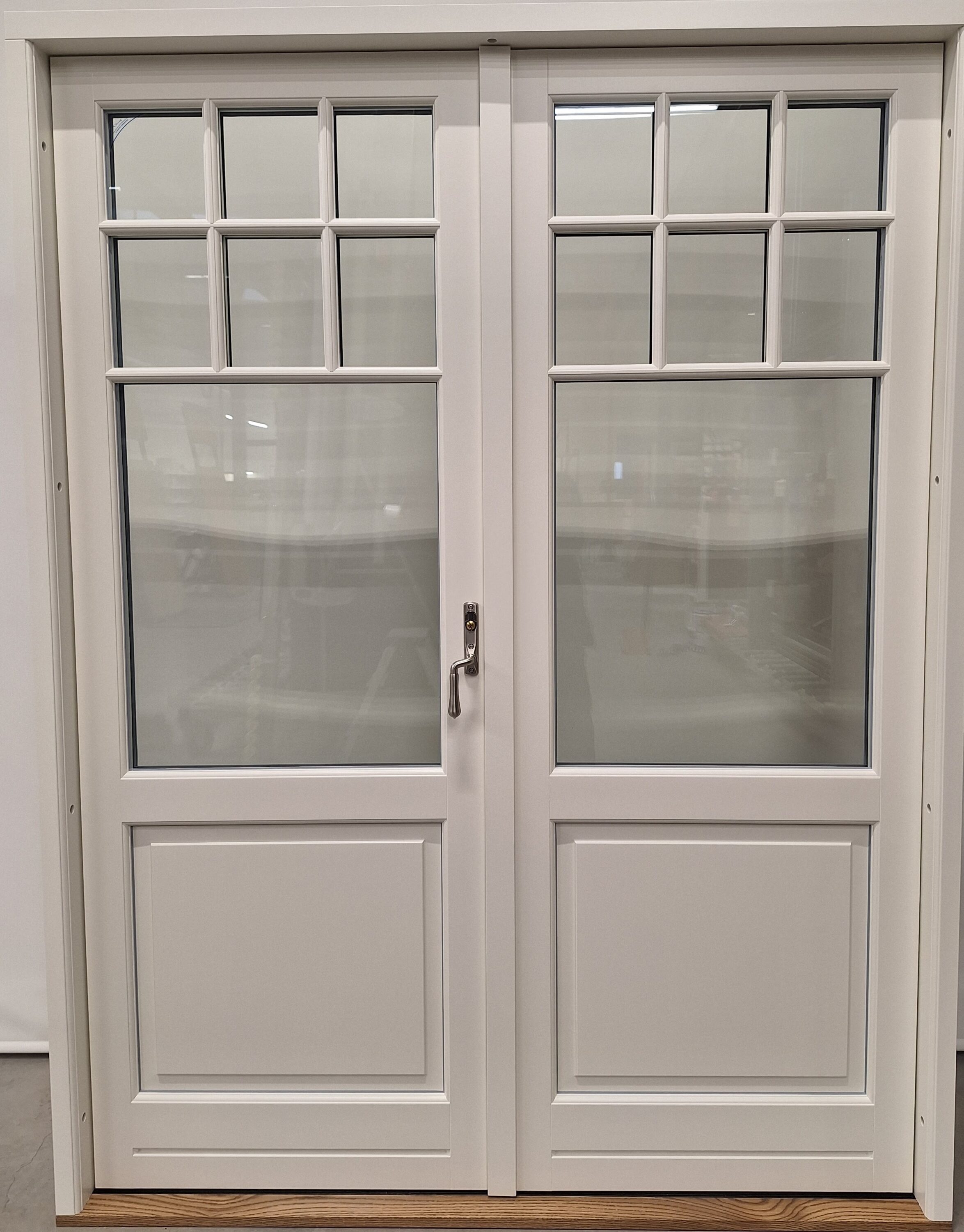 V12 gammaldags altandörr med panel med spegel och fast spröjs med allmogeprofil från insida 1600 x 2100 mm V12 gammaldags altandörr med panel med spegel och fast spröjs med allmogeprofil från insida 1600 x 2100 mm