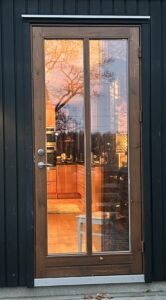 V12 ytterdörr laserad i helglas med vertikal 50 mm post V12 ytterdörr laserad i helglas med vertikal 50 mm post