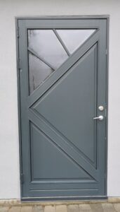 V12 ytterdörr med specialdesign och fast spröjs V12 ytterdörr med specialdesign och fast spröjs