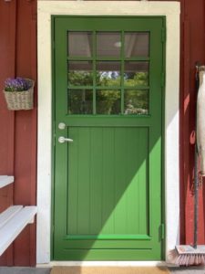 V12Combi ytterdörr med spårad panel och löstagbar slät spröjs V12Combi ytterdörr med spårad panel och löstagbar slät spröjs