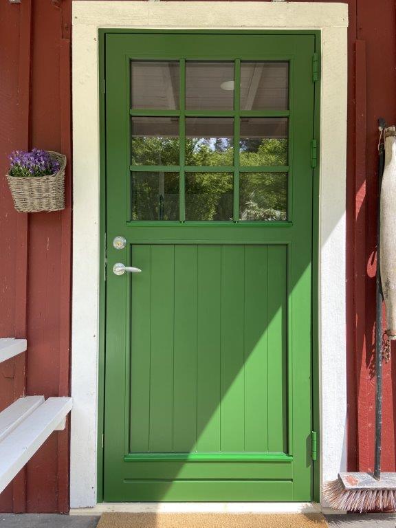 V12Combi ytterdörr med spårad panel och löstagbar slät spröjs V12Combi ytterdörr med spårad panel och löstagbar slät spröjs