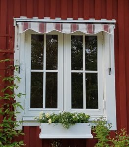 V21 med vanliga gångjärn sett utifrån fast slät träspröjs V21 med vanliga gångjärn sett utifrån fast slät träspröjs