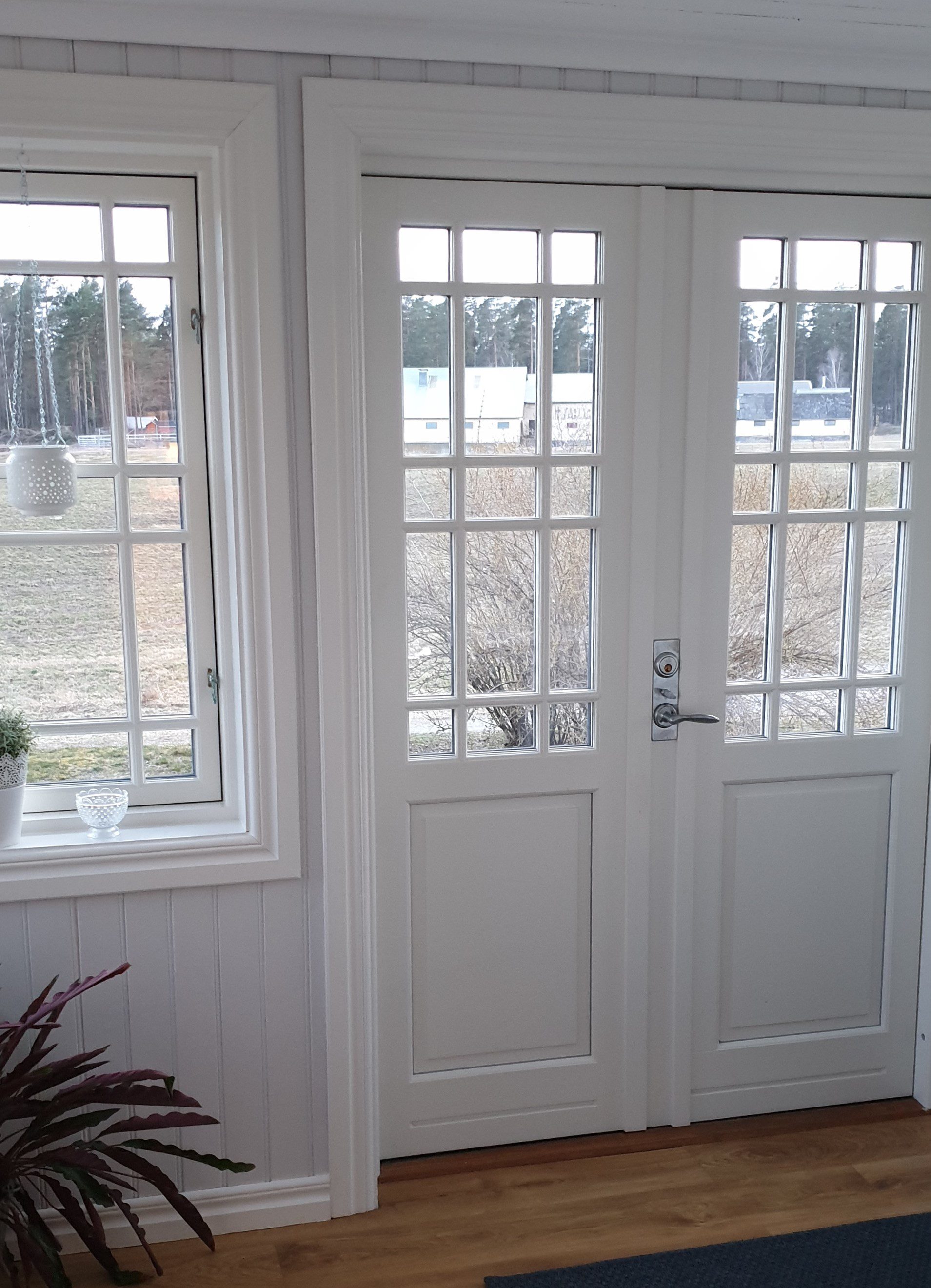 V12 Combi ytterdörr med fast spröjs från insidan V12 Combi ytterdörr med fast spröjs från insidan