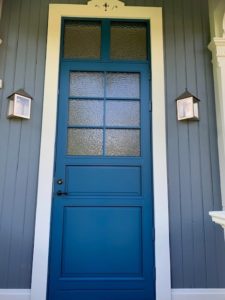 Ytterdörr V12Combi 2-glas med fast öveljus och mönstrat glas RAL 5009 Ytterdörr V12Combi 2-glas med fast öveljus och mönstrat glas RAL 5009