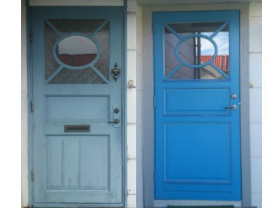 En gammal sliten dörr med profilerad panel - och en ny nästan likadan dörr!