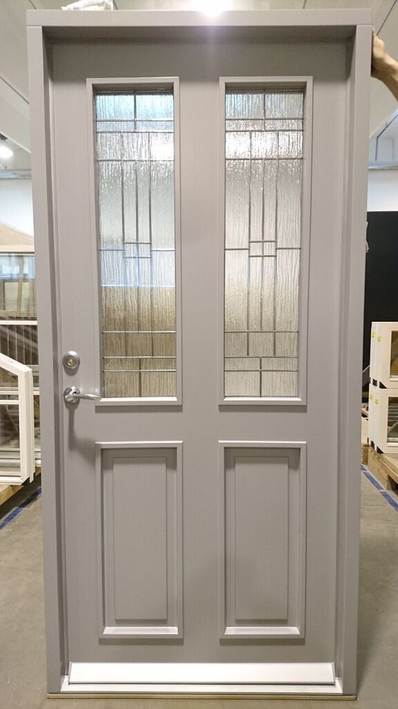 Inåtgående paneldörr med formpressade paneler